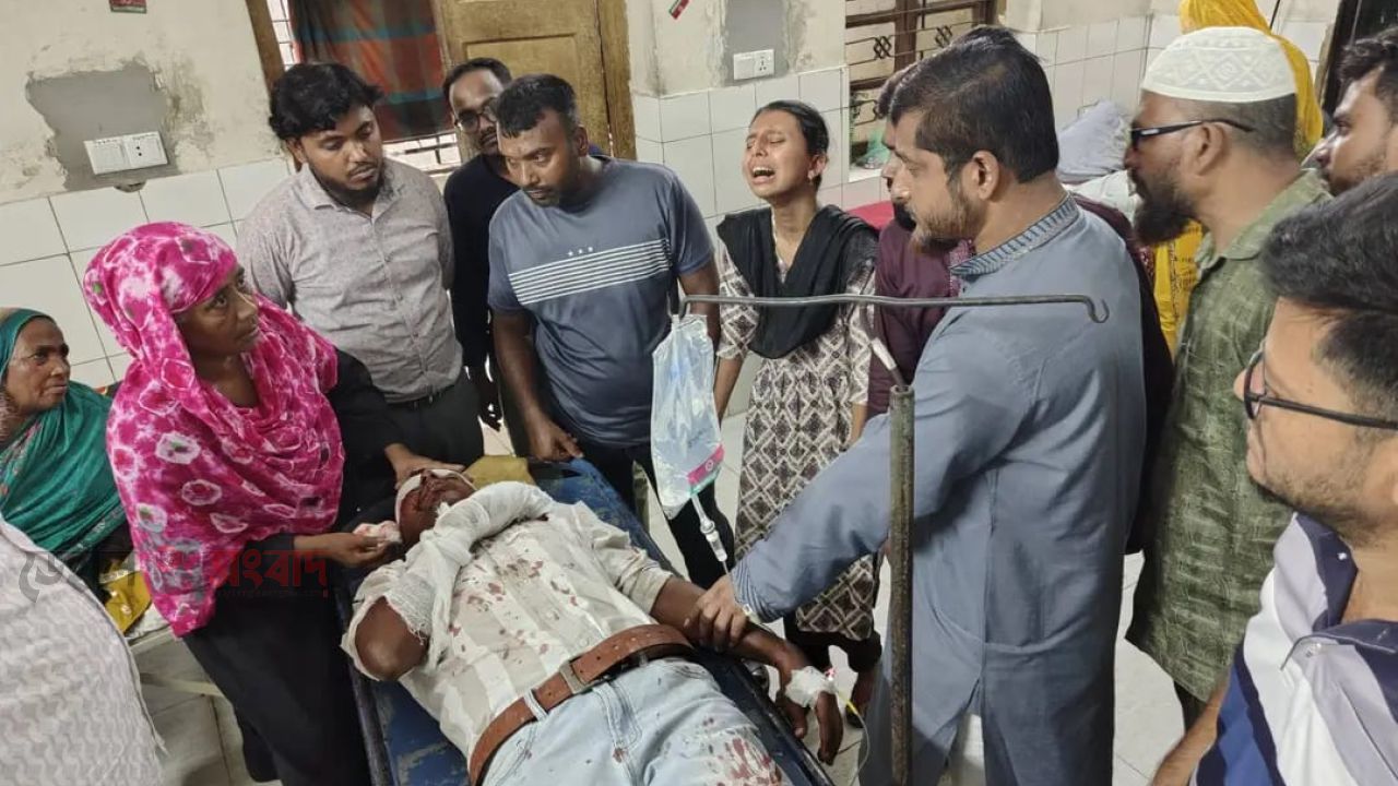 চুয়াডাঙ্গা সরোজগঞ্জ বাজারে সাদেমান বালিকা বিদ্যালয়ের সামনে মর্মান্তিক সড়ক দুর্ঘটনা।