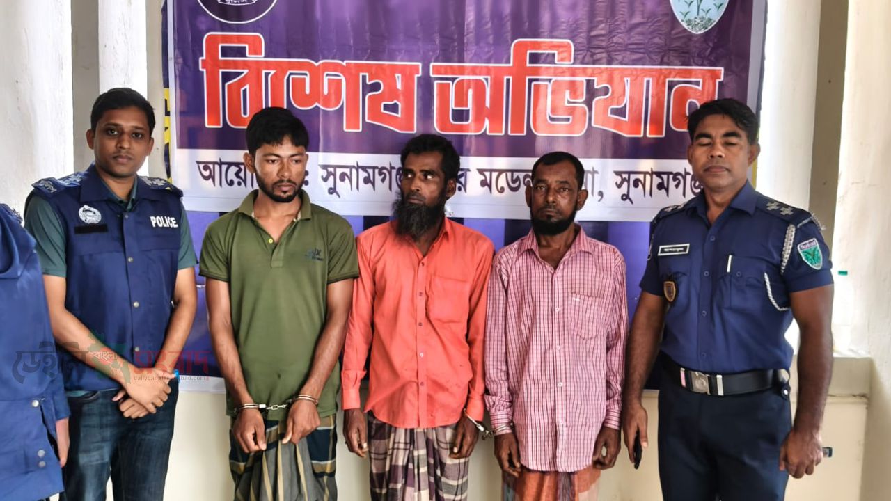 সুনামগঞ্জে পুলিশের অভিযানে ১ কোটি ২ লাখ ৪০ হাজার টাকার ভারতীয় শাড়ি ও দুটি নৌকা জব্দ।