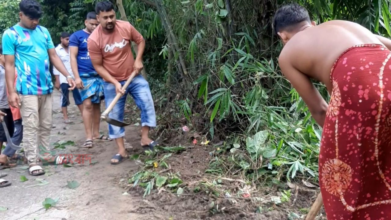 আদমপুরে যুবকদের উদ্যোগে রাস্তার ঝোপঝাড় পরিষ্কার, স্বস্তি ফিরল পথচারীদের