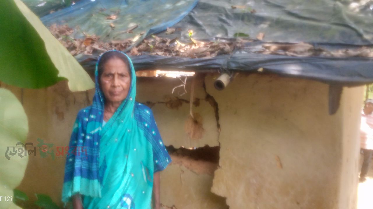 উখিয়ার বিধবা রানু বালা মল্লিকের সয়নকক্ষটি অতিবৃষ্টিতে ভেঙ্গে গেছে 