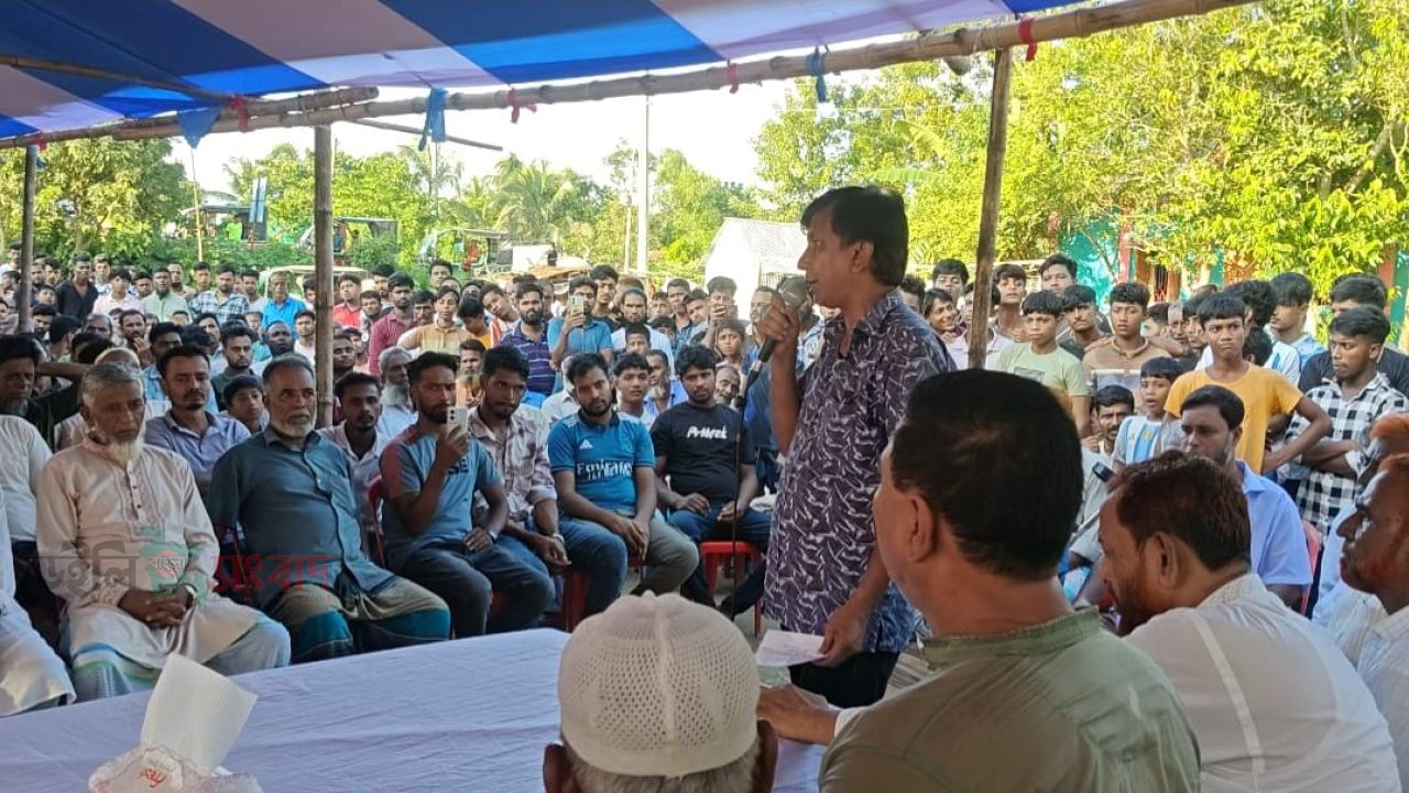 স্পেনের জয় উদযাপন করে সেজদা দেওয়া প্রতিবন্ধীকে মারধর-