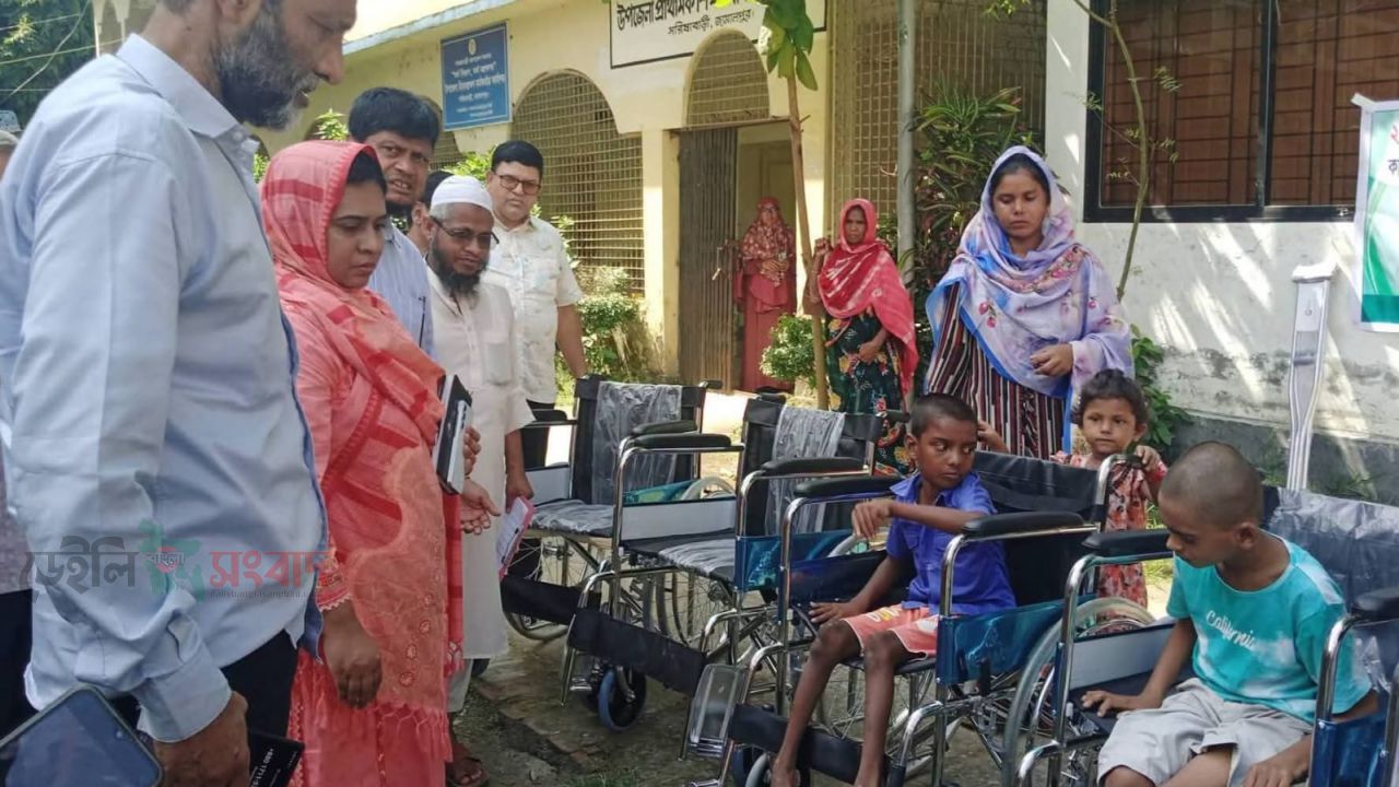 সরিষাবাড়ীতে বিশেষ চাহিদাসম্পন্ন শিক্ষার্থীদের মাঝে অ্যাসিস্টিভ ডিভাইস বিতরণ