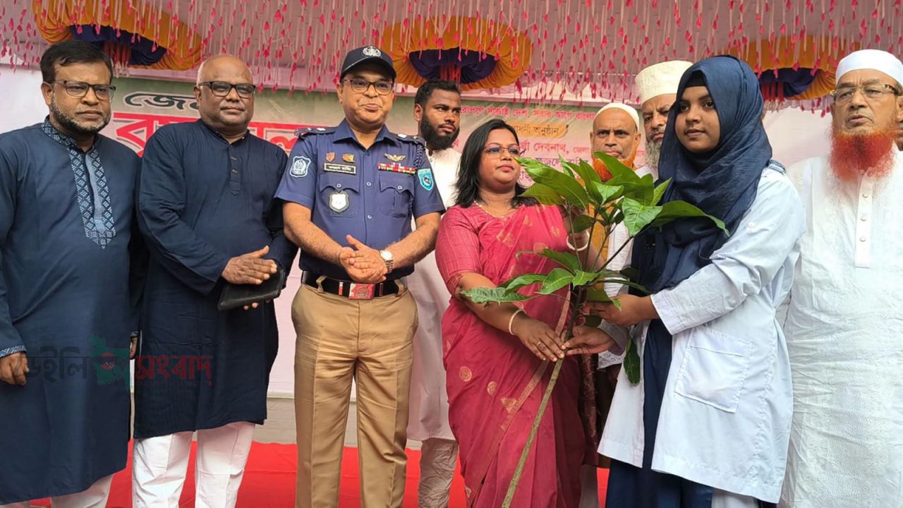পরিবেশ বান্ধব সবুজ কুড়িগ্রাম গড়তে সবাইকে অন্তত একটি গাছ লাগাতে হবে’: জেলা প্রশাসক অন্নপূর্ণা দেবনাথ