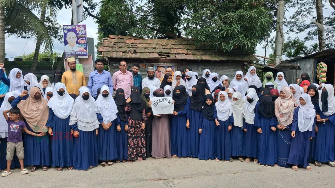 কেশবপুরে সড়কে গতিরোধক স্থাপনের দাবিতে শিক্ষার্থীদের মানববন্ধন