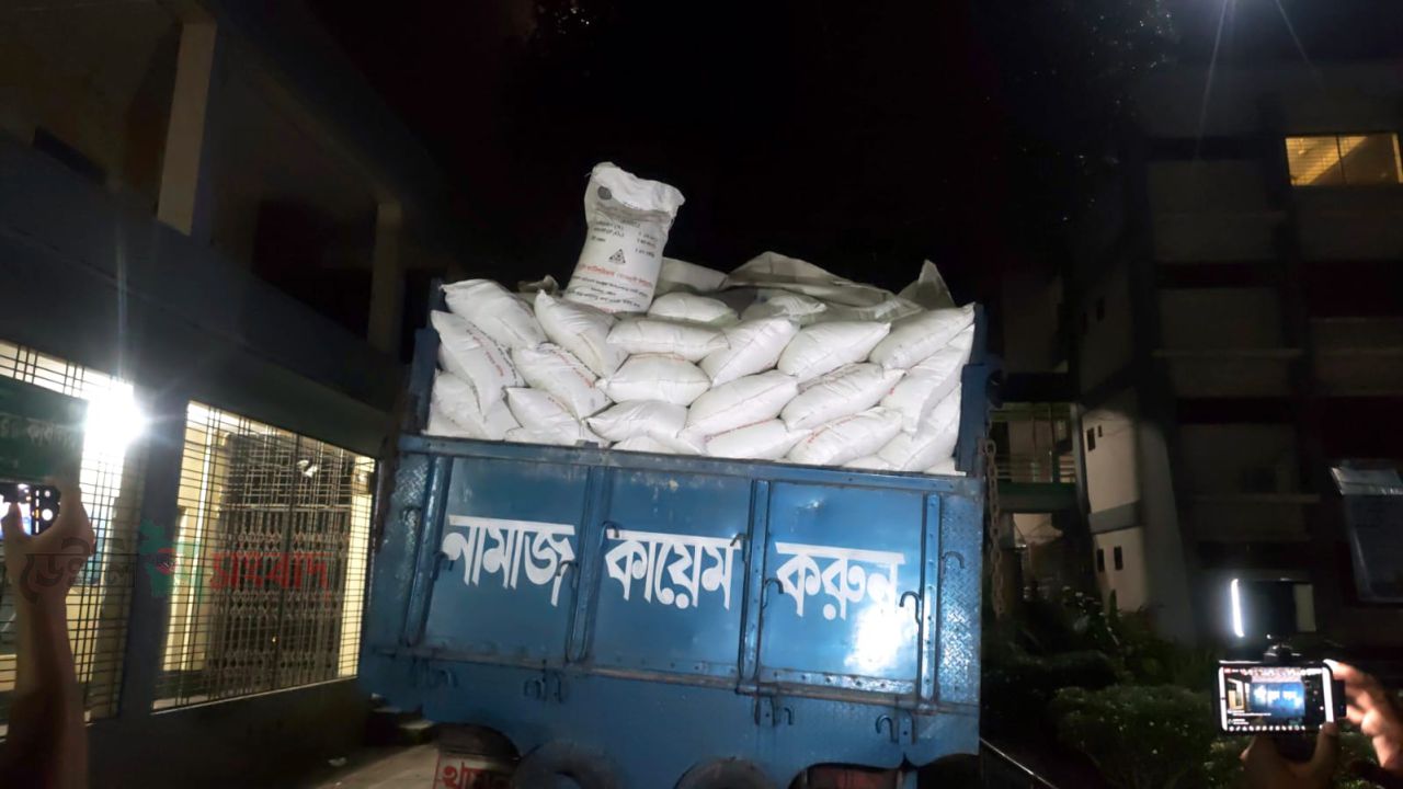 ঠাকূরগাঁওয়ে  অবস্থায়  ট্রাকভর্তি ৩৮০ বস্তা ডিএপি সার জব্দ।