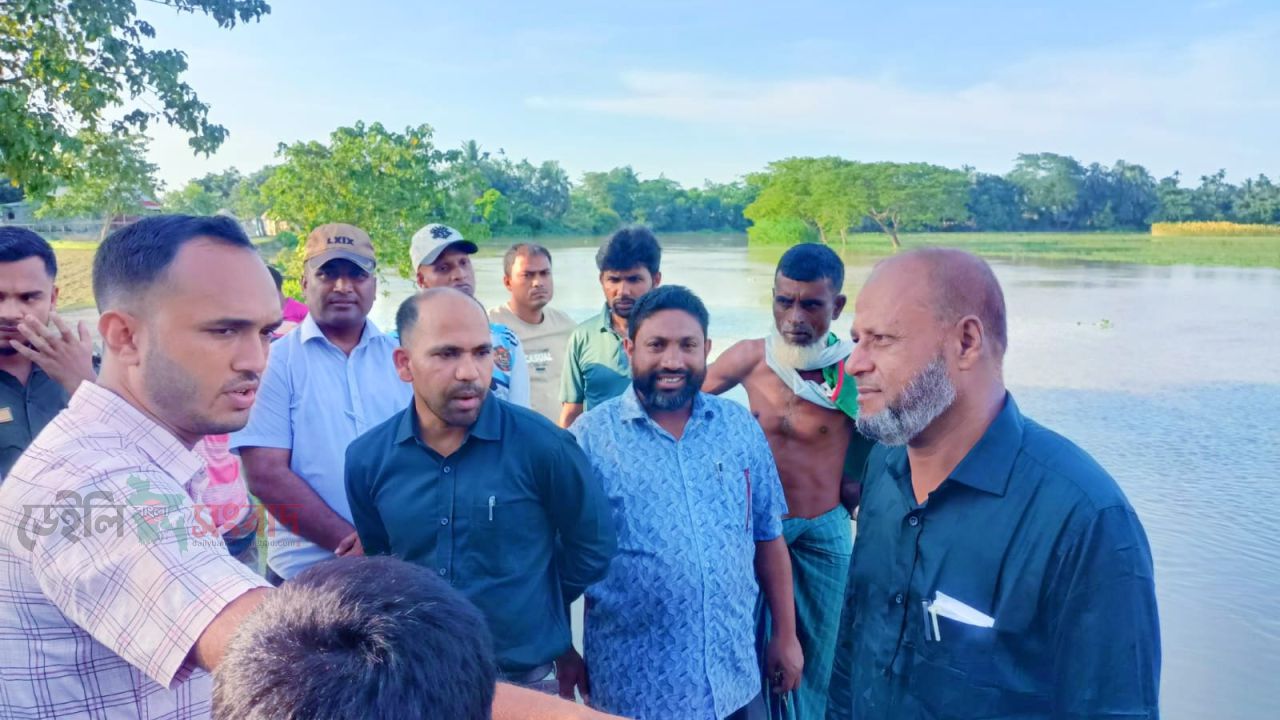 সরকারি গাড়ি ছেড়ে পায়ে হেঁটে মগড়া নদীর ভাঙনকবলিত এলাকা পরিদর্শনে ইউএনও