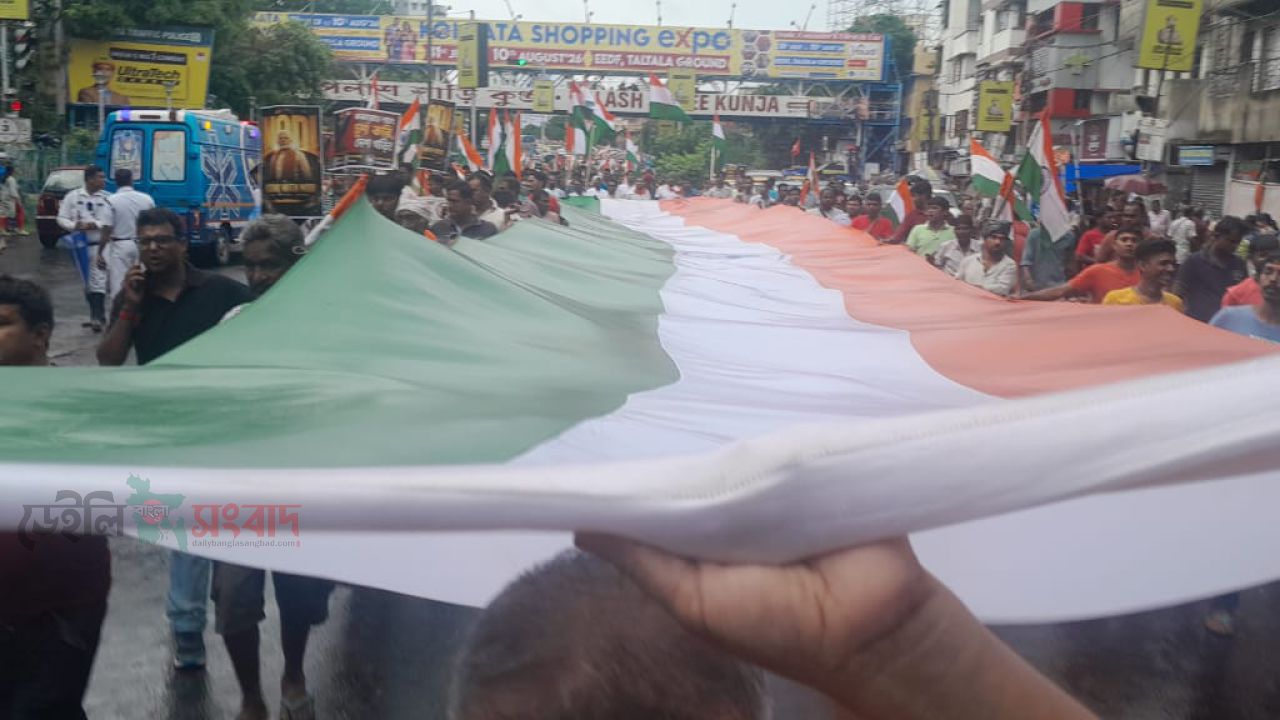 ১০০ ফুটের জাতীয় পতাকা নিয়ে, ককরোচ গ্যাং এর বিরুদ্ধে-- প্রতিবাদ ও বিক্ষোভ।