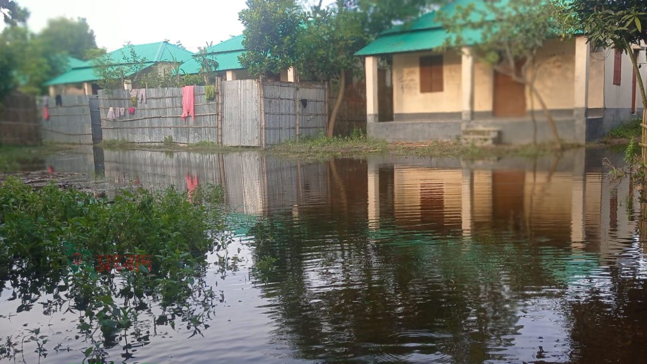 আশ্রয়ন প্রকল্পে জলমগ্ন চরম ভোগান্তি। 