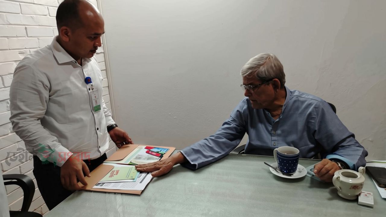 প্রবাসী কল্যাণ সেন্টারের কার্যক্রম সম্পর্কে মন্ত্রী মির্জা ফখরুল ইসলাম  আলমগীর সাক্ষাৎ । 