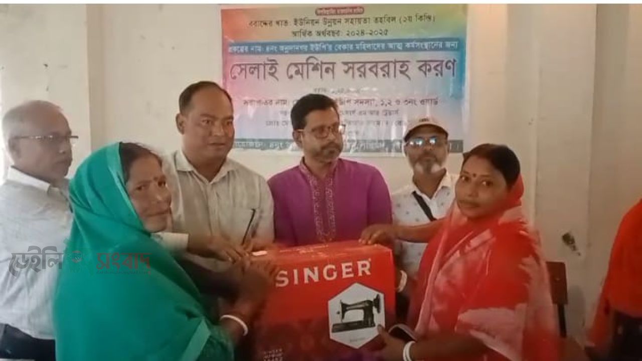 পীরগাছায় বেকার নারীদের আত্মকর্মসংস্থানে ৮টি সেলাই মেশিন বিতরণ