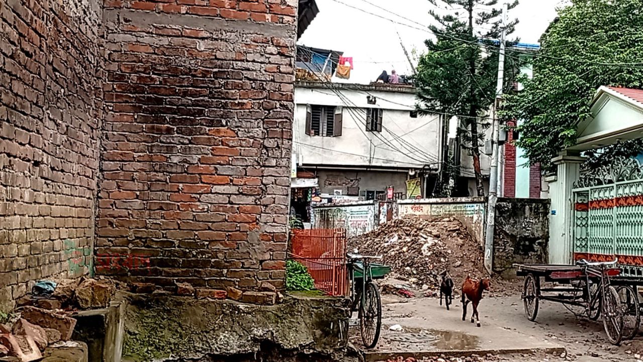 উত্তরায় রাস্তার ওপর অবৈধ স্থাপনার অভিযোগ, দ্রুত উচ্ছেদের দাবিতে এলাকাবাসীর প্রতিবাদ