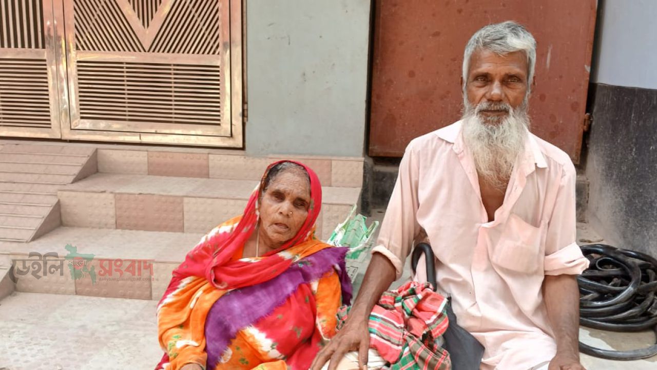 অন্ধ স্ত্রীকে নিয়ে রাস্তায় , রাস্তায় সাহায্য তুলে ছাইদুল 