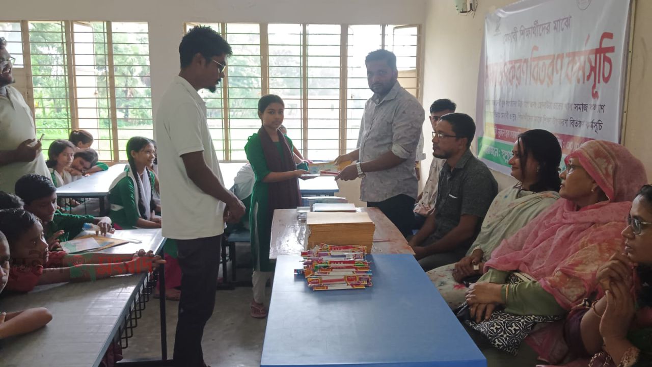 আমতলীতে স্বপ্নছোঁয়া স্বেচ্ছাসেবী যুব সংগঠন ও ছোনাউঠা চারের খাল সমাজ কল্যাণ সংস্থার উদ্যোগে শিক্ষা উপকরণ বিতরণ