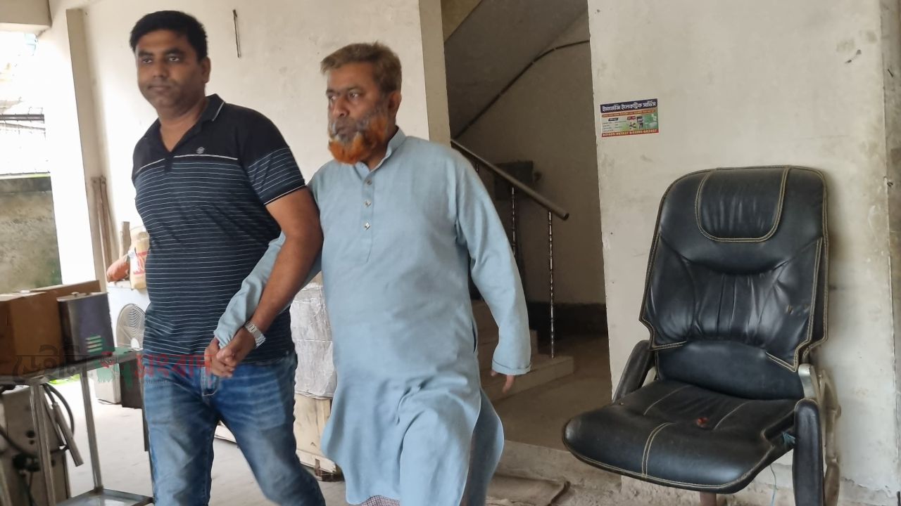 গোপন সংবাদে ঢাকার উত্তরা থেকে ফুলপুরের প্রতারক সাইফুল গ্রেপ্তার
