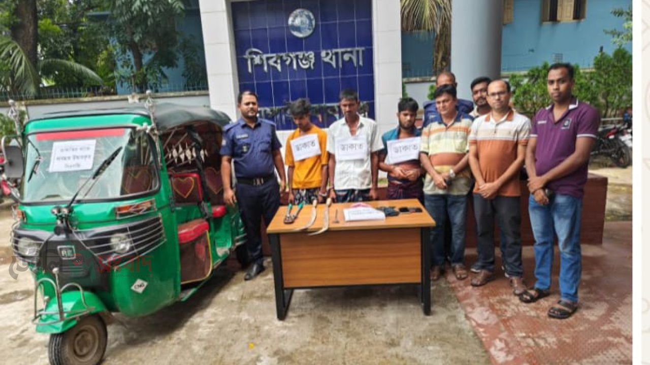 চাঁপাইনবাবগঞ্জে ডাকাতি প্রস্তুতিকালে ৩ জন ডাকাত গ্রেফতার, সিএনজি ও দেশীয় অস্ত্র উদ্ধার