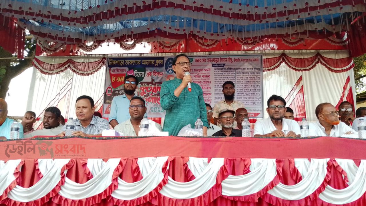 নিজপাড়ায় তারুণ্যের আলোর ক্লাবের উদ্যোগে বর্ণাঢ্য আয়োজনে ৮ দলীয় ফুটবল টুর্নামেন্ট