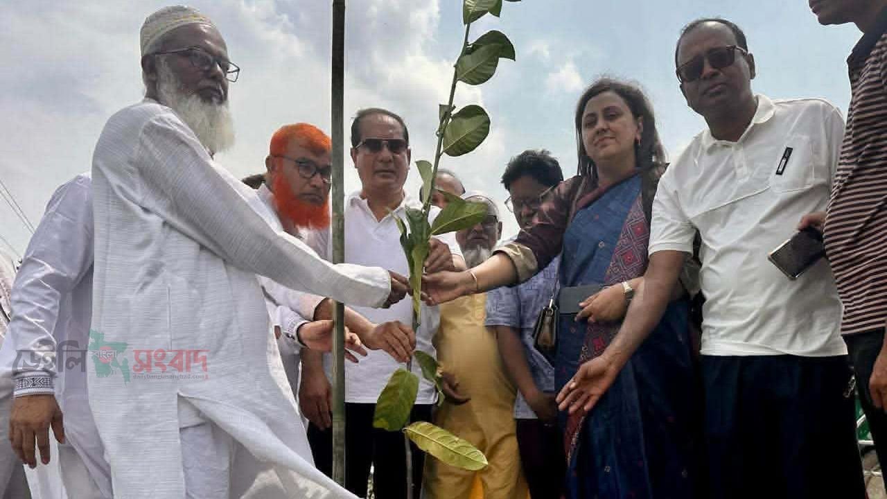 কেন্দুয়ায় ফাইভ ব্রাদার্স সোশাল ওয়েলফেয়ার এসোসিয়েশনের উদ্যোগে বৃক্ষরোপণ কর্মসূচির উদ্বোধন