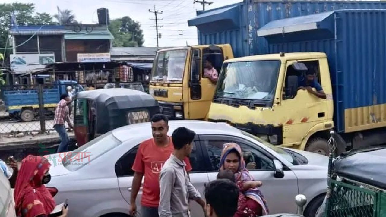 শ্রীপুরের জৈনা বাজারে মহাসড়ক দখলে সিএনজি চালকদের চরম নৈরাজ্য: ৩-৪ কিলোমিটার যানজটে স্থবির ঢাকা-ময়মনসিংহ মহাসড়ক