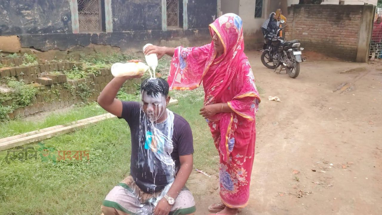 শ্রীপুরে দল থেকে বহিষ্কার হয়েই দুধদিয়ে গোসল করে রাজনীতি থেকে বিদায় নিলেন বিএনপি কর্মী