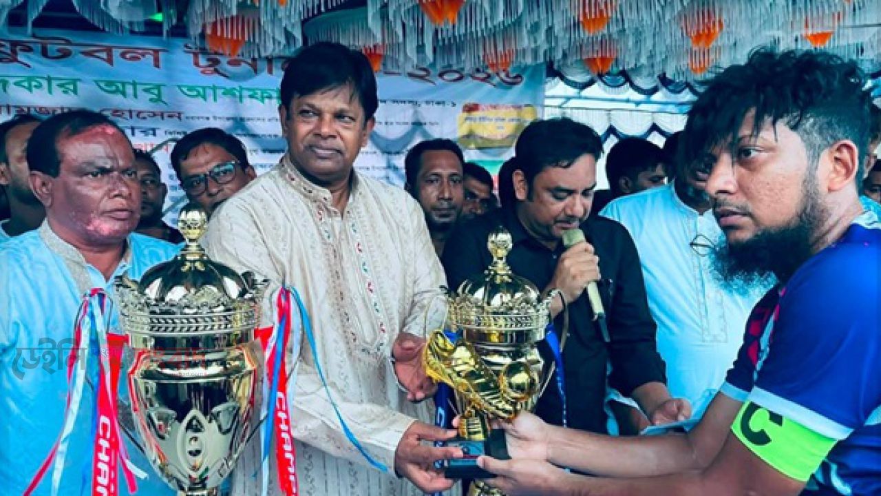 ঢাকার নবাবগঞ্জে বারুয়াখালী গোল্ডকাপ ফুটবল টুর্নামেন্টের ফাইনাল অনুষ্ঠিত