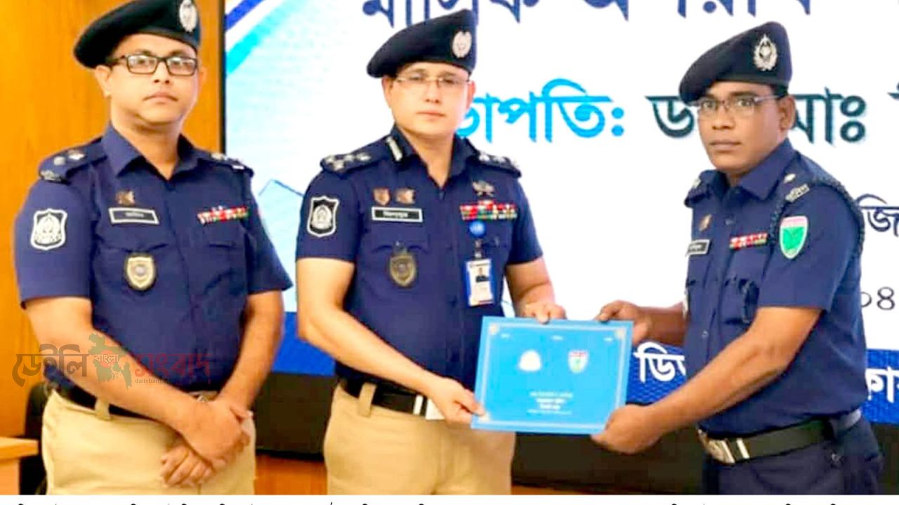 সিলেট রেঞ্জের মধ্যে শ্রেষ্ট অফিসার হিসেবে সম্মাননাপত্র গ্রহন করেন দিরাই থানার ওসি মোঃ আমিনুল ইসলাম