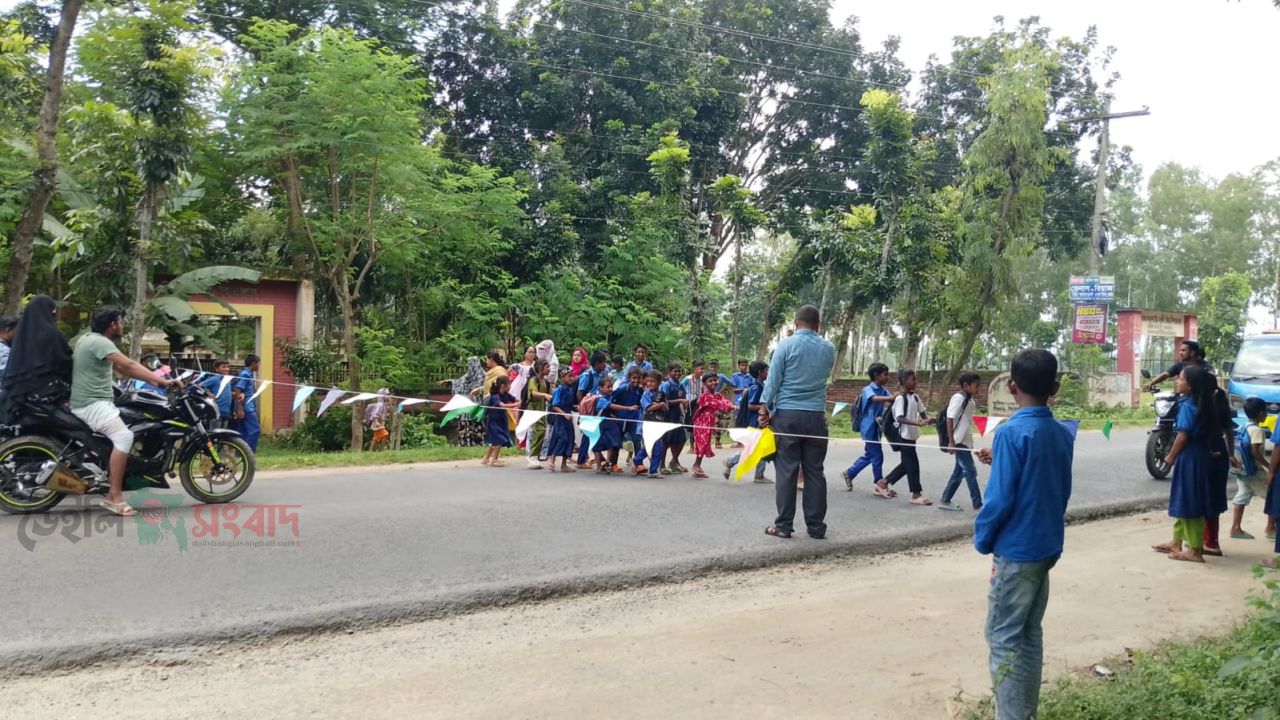 ড্রাম বাজিয়ে ঝুঁকিপূর্ণ মহাসড়ক পারাপার, বীরগঞ্জে শিক্ষার্থীদের নিরাপত্তায় ব্যতিক্রমী উদ্যোগ