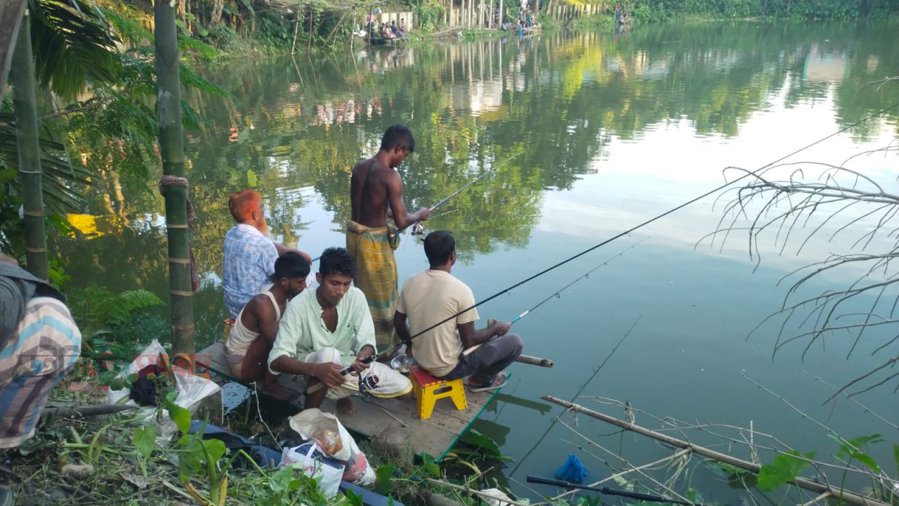 ১৩ হাজার ৫০০ টাকায় তিন বড়শি, সরিষাবাড়ীতে মাছ ধরার উৎসব