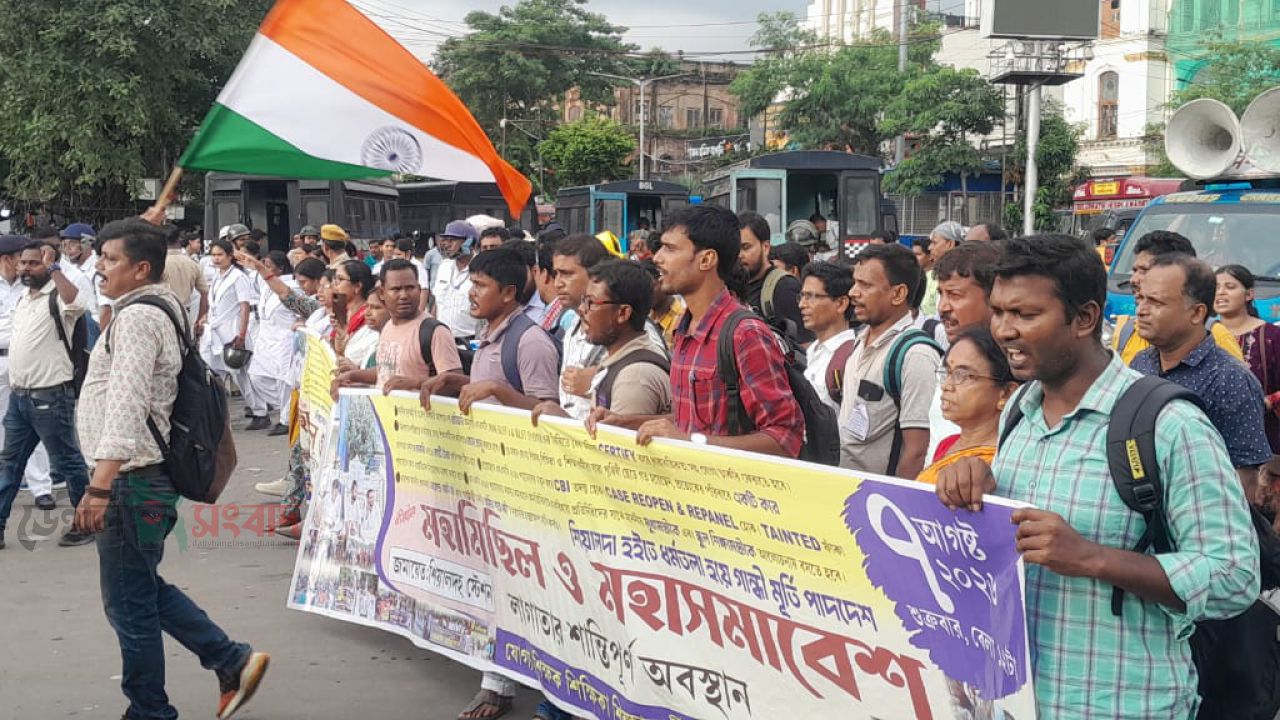 যোগ্য শিক্ষক-শিক্ষিকা ও শিক্ষাকর্মী এবং অনশনকারী ঐক্য মঞ্চের যৌথ আহ্বানে, মহা মিছিল। 