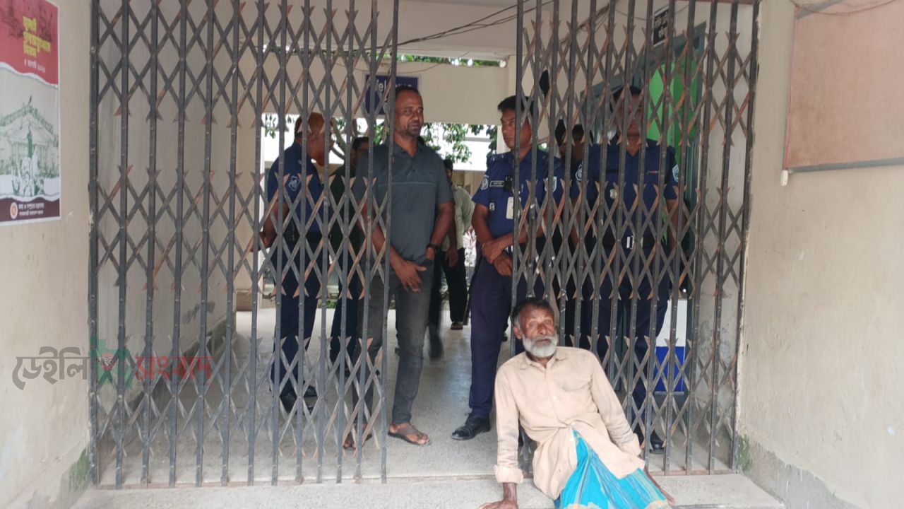পুলিশের পোশাকে 