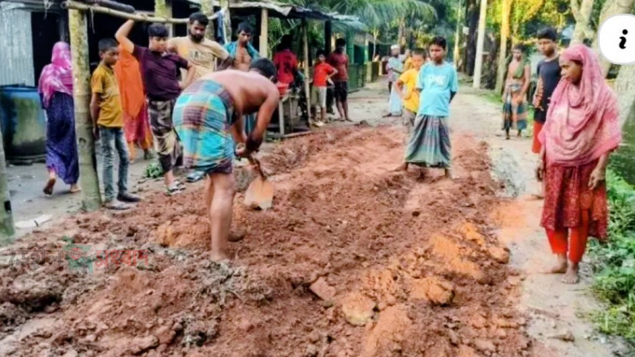 কাদা রাস্তায় নিজ উদ্যোগে ইটের রাবিশ ফেলে সংস্কার করলেন প্যানেল চেয়ারম্যান আনিছ