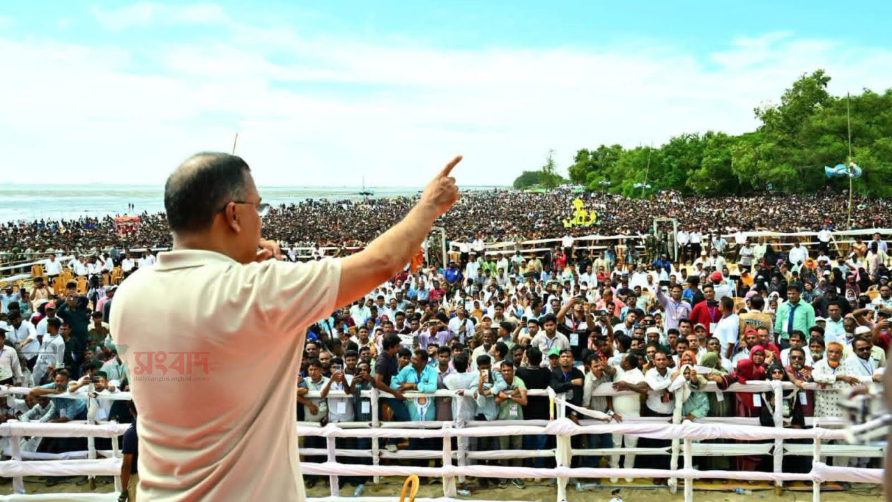 বন্যায় ঘরহারা মানুষের হাতে নতুন ঘরের চাবি দিলেন তারেক রহমান