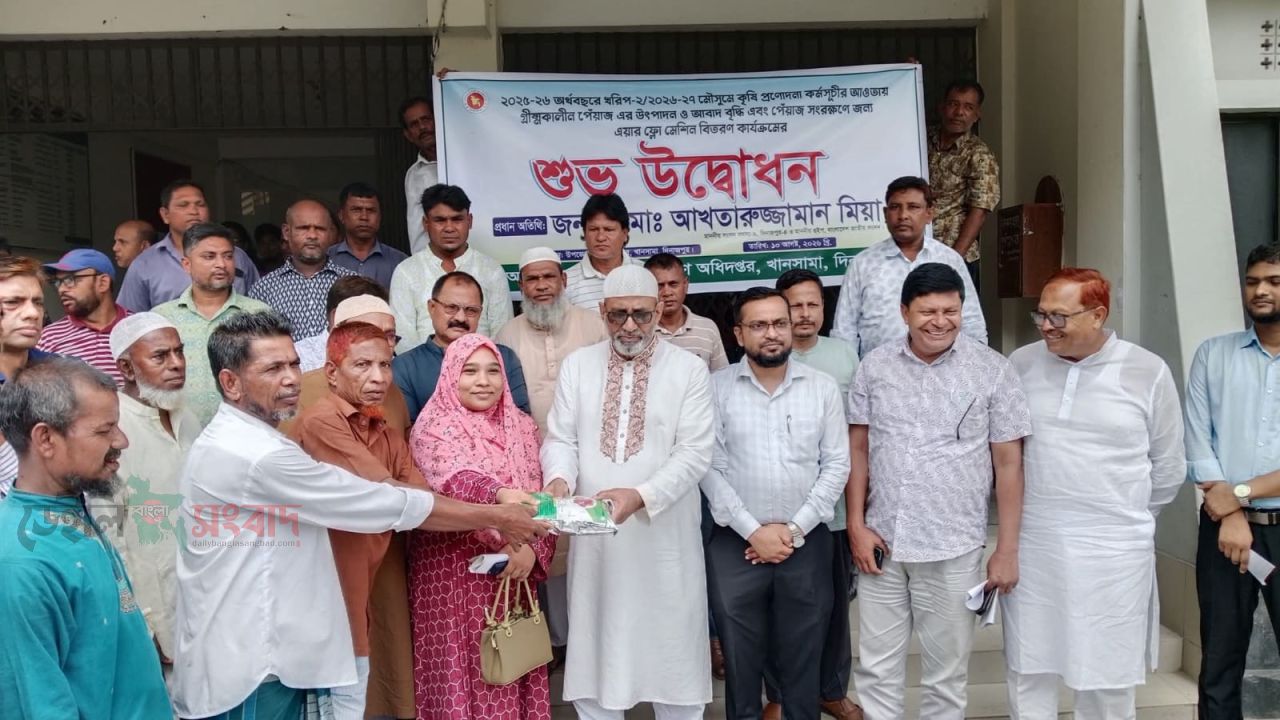 খানসামায় গ্রীষ্মকালীন পেঁয়াজ উৎপাদন ও সংরক্ষণে এয়ার ফ্লো মেশিন বিতরণ