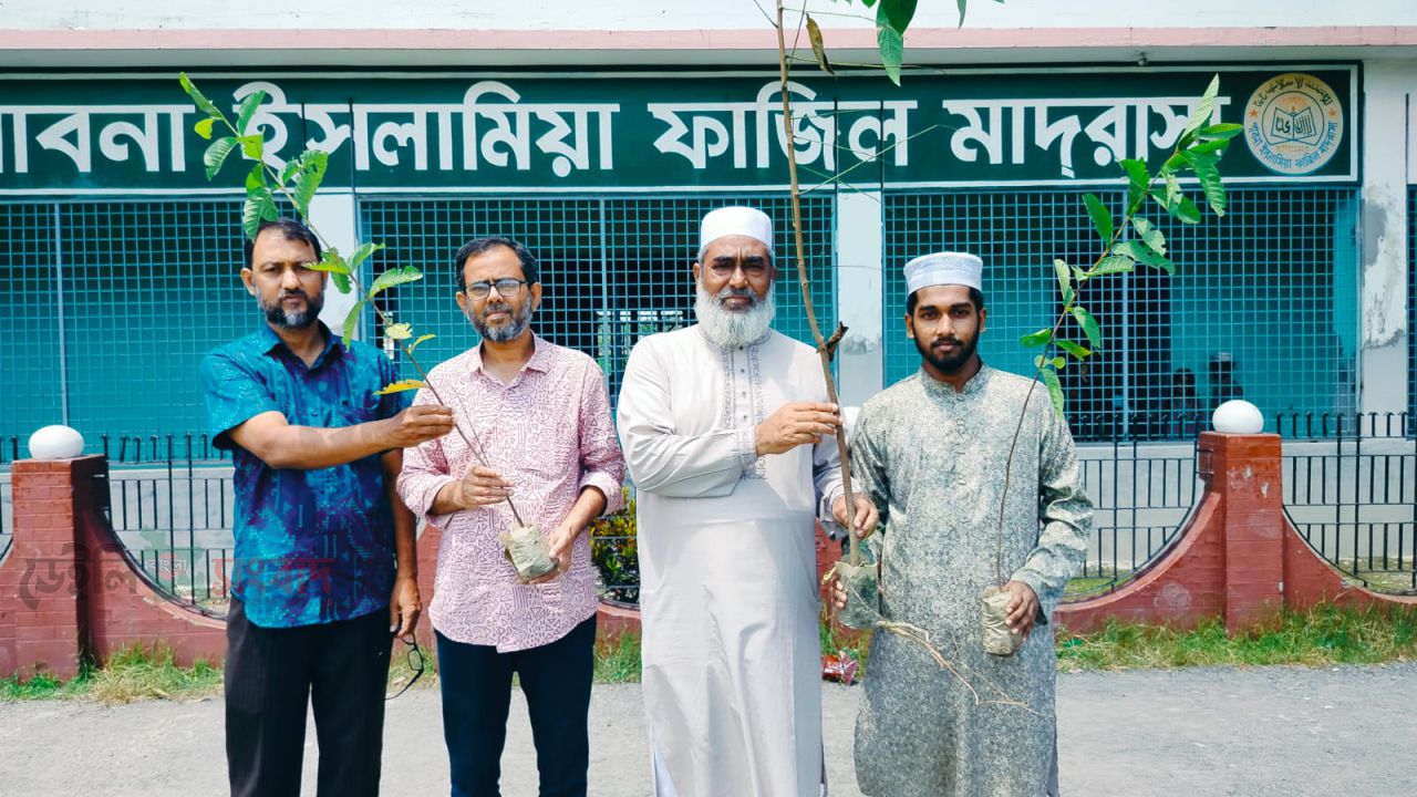 ফলাফলের সাফল্য ছাপিয়ে সবুজের বার্তা: পাবনা ইসলামিয়া ফাজিল মাদ্রাসার অনন্য দৃষ্টান্ত