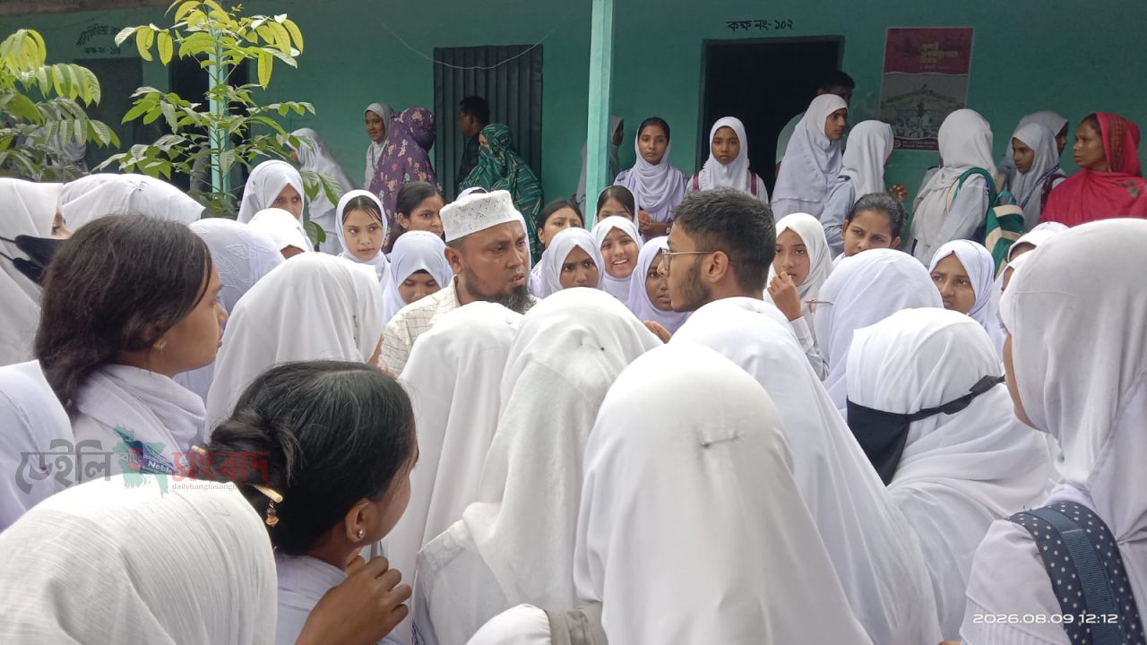 পীরগাছায় নোবেল স্কুলের প্রধান শিক্ষককে অপসারণের চেষ্টার প্রতিবাদে শিক্ষার্থীদের বিক্ষোভ