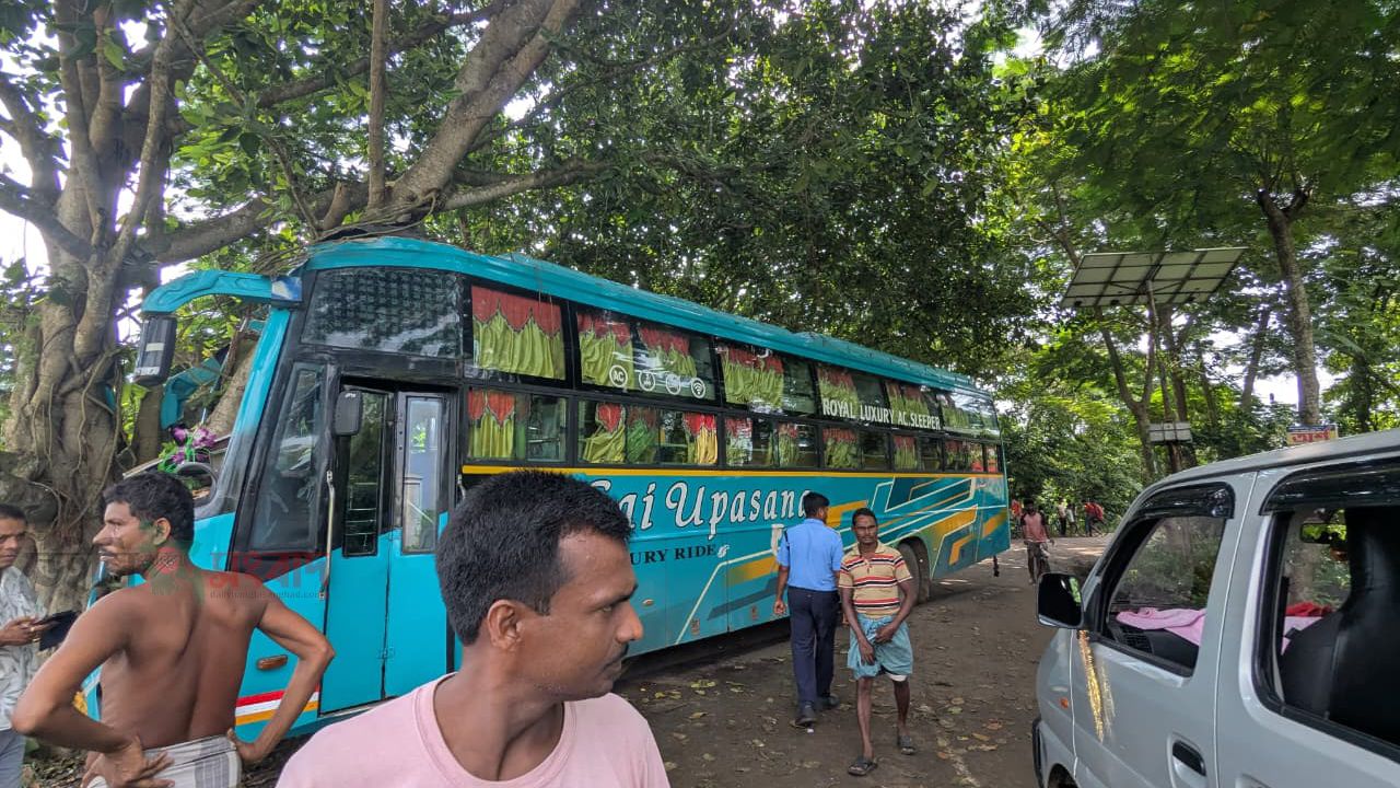 ঝাড়গ্রাম জেলার গোপীবল্লভপুর২ ব্লকে, যাত্রীবাহী বাস নিয়ন্ত্রণ হারিয়ে গাছে ধাক্কা।