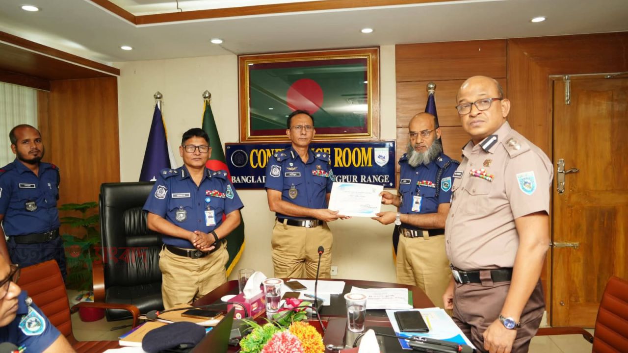 রংপুর রেঞ্জে শ্রেষ্ঠ জেলা পঞ্চগড়, ক্রেস্ট পেলেন এসপি আবু সাইম