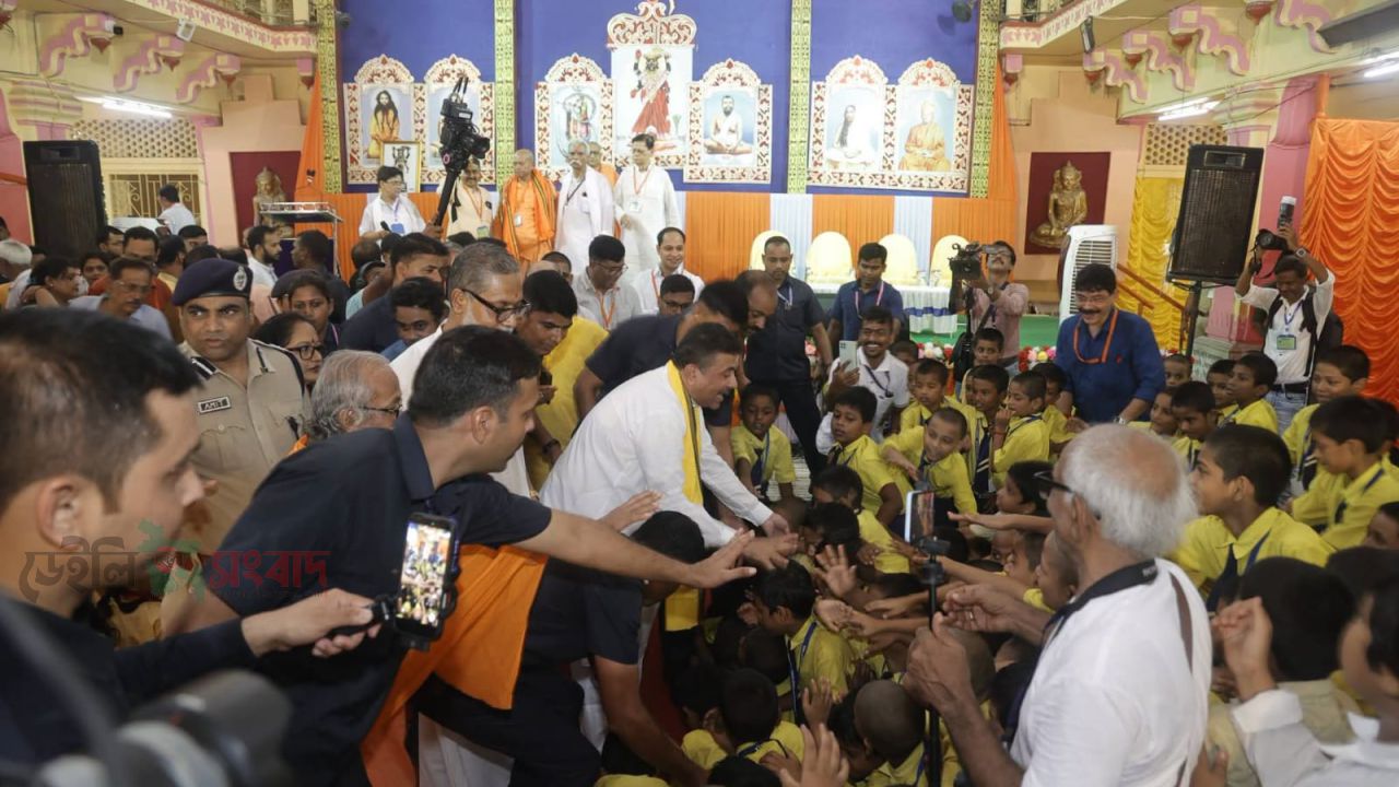 মুখ্যমন্ত্রী আদ্যাপীঠ মন্দিরে পৌঁছালে, মন্দিরের প্রধান মুরাল ভাই ব্রহ্মচারী স্বাগত জানান। 