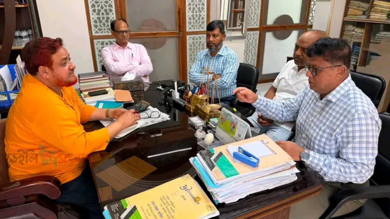 গ্রাহকের নিরবচ্ছিন্ন বিদ্যুৎ সেবা নিশ্চিত করতে এমপি রুহুল আমিনের বৈঠক