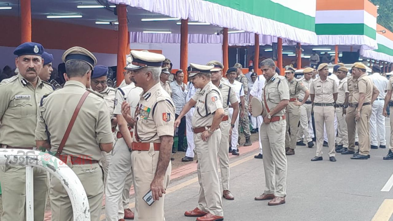 ৮০তম স্বাধীনতা দিবসের  প্রস্তুতি এবং পরিদর্শনে কলকাতা পুলিশ কমিশনার ও বোম স্কোয়াড কুকুর। 