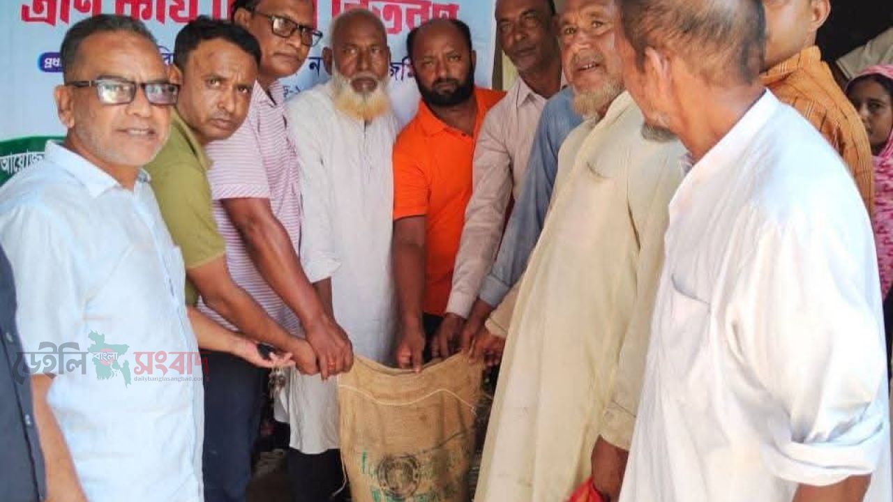 পঞ্চগড়ে প্রাকৃতিক দুর্যোগে ক্ষতিগ্রস্ত অসহায় মানুষের মাঝে ত্রাণ বিতরণ