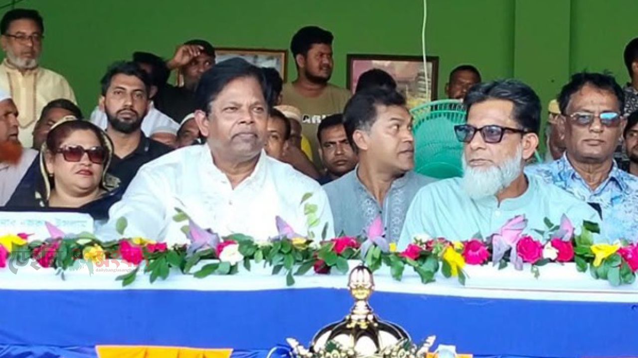 নবাবগঞ্জে ফুটবল উন্মাদনা: চ্যাম্পিয়ন ফ্রেন্ডস ক্লাব মদনখালী