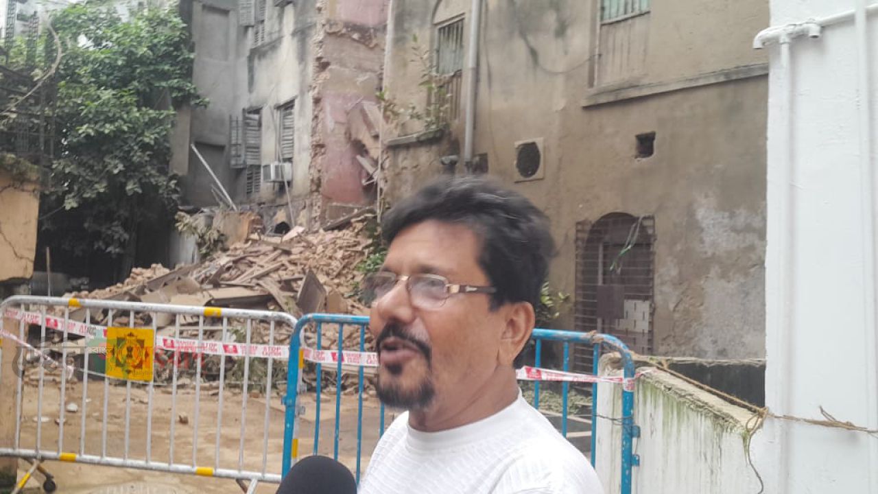 চার নম্বর ডেকারস লেনের একটি তিনতলা বাড়ির অর্ধেক অংশ হুড় মুড়িয়ে ভেঙে পড়লো।