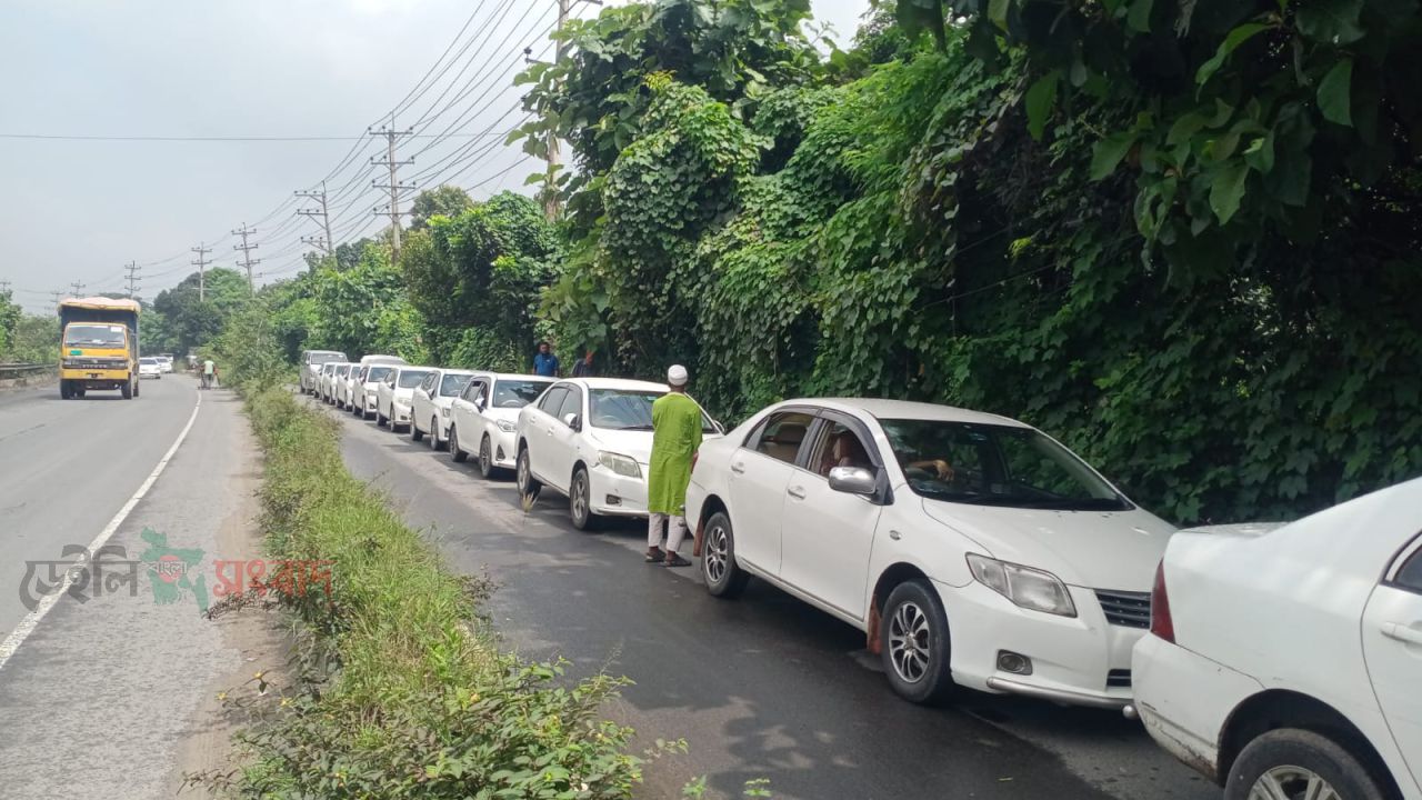কালিয়াকৈরে সিএনজি স্টেশনে কয়েক কিলোমিটার জুড়ে দীর্ঘ লাইন তীব্র গ্যাসের সংকটে চালকদের জনজীবন বিপর্যস্ত 