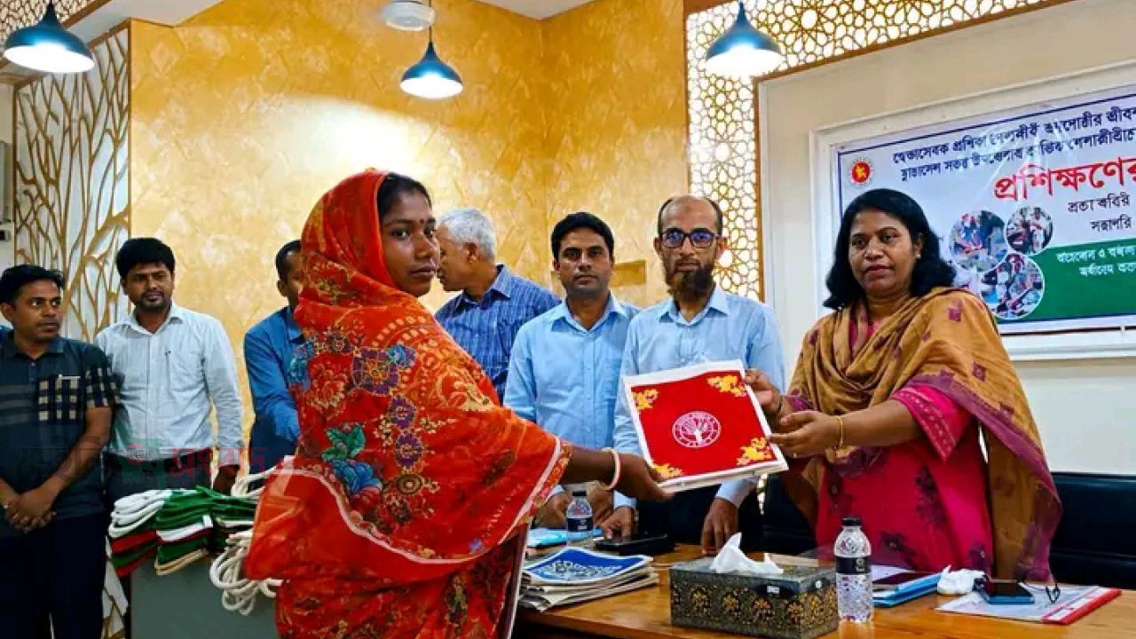 চুয়াডাঙ্গায় প্রান্তিক পেশাজীবীদের জীবনমান উন্নয়নে ১০ দিনব্যাপী ‘সফট স্কিলস’ প্রশিক্ষণ শুরু