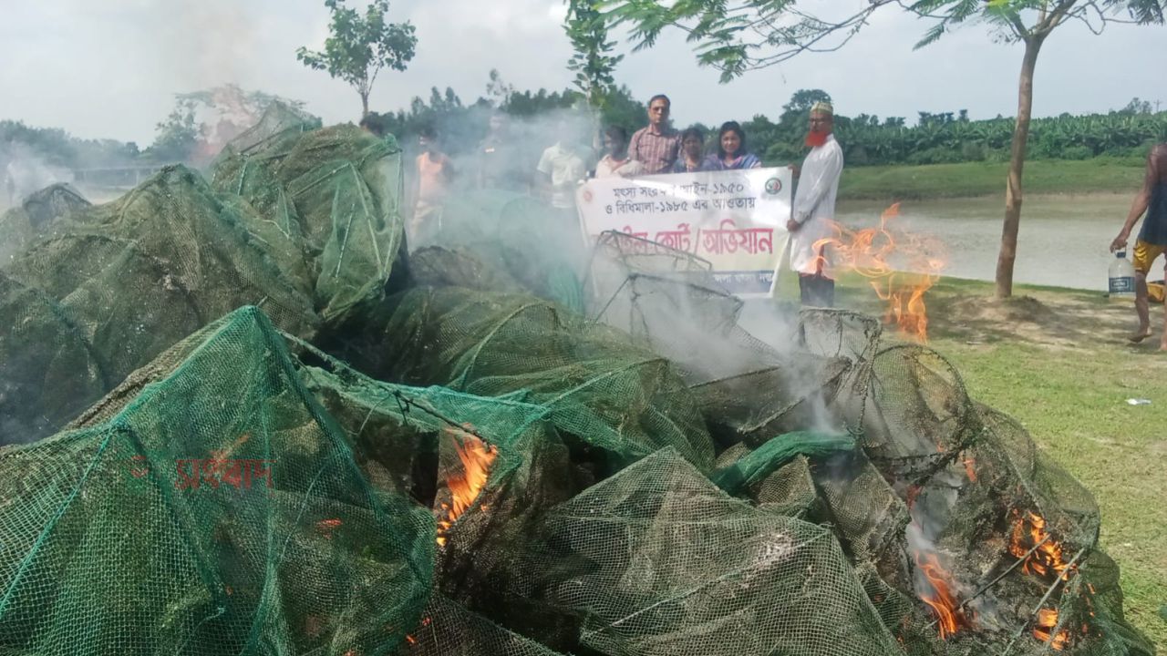 চায়না দুয়ারী’ রিং জালের ছড়াছড়ি, অস্তিত্ব সংকটে দেশীয় মাছ,অবশেষে অভিযান পরিচালনা করে জাল পুড়িয়ে ধ্বংস