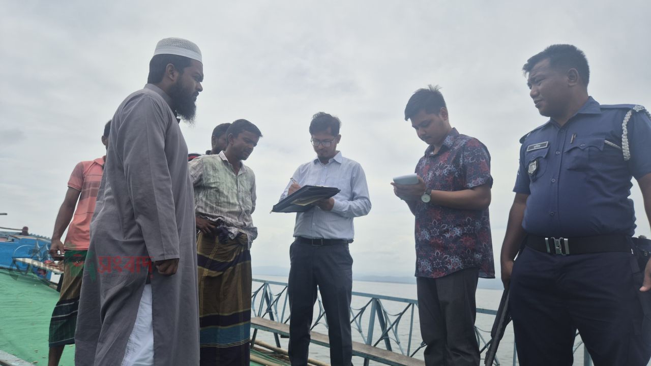 টাঙ্গুয়ার হাওরে পরিবেশ অধিদপ্তরের অভিযান, ৩ নৌযানকে জরিমানা।