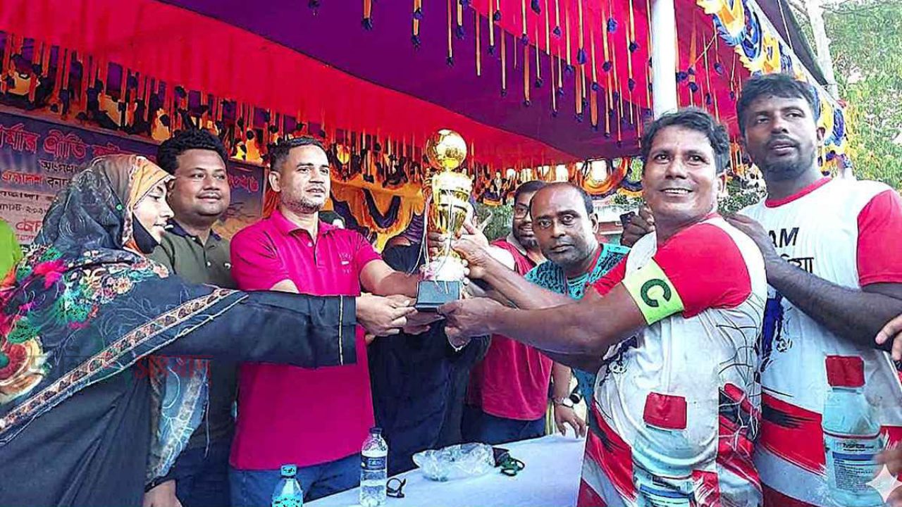 ঝিনাইদহে ব্যতিক্রমী ফুটবল আয়োজনে উন্মাদনায় মাতলেন কৃষকরা