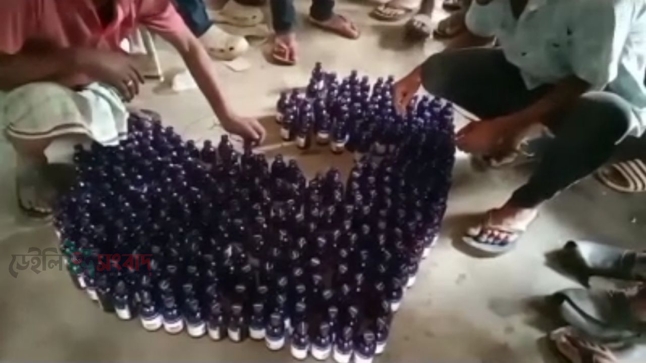 সুনামগঞ্জের লাউড়েরগর গ্রামে আসাদ মিয়ার ঘর থেকে ৩০০ বোতল ফেনসিডিল,ফোসকাসহ ভারতীয় পণ্য জব্দ।