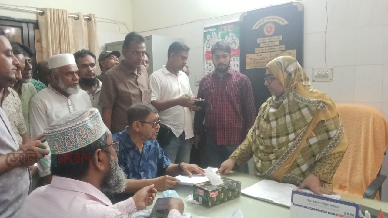 বদলগাছী হাসপাতালে স্বাস্থ্যমন্ত্রীর আকস্মিক পরিদর্শন; টয়লেটের নাজুক দশায় অসন্তোষ প্রকাশ