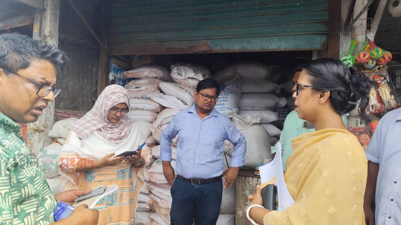 ময়মনসিংহে অবৈধ সার মজুদকারীকে জরিমানা ও কারাদণ্ড প্রদান